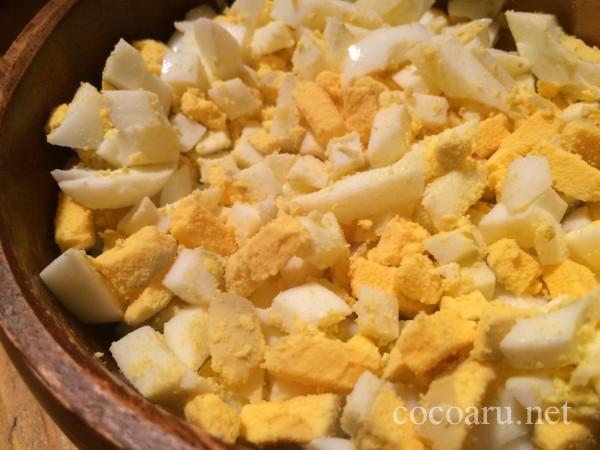 酢玉ねぎレシピ！タルタルソース作り：カットされたゆで卵