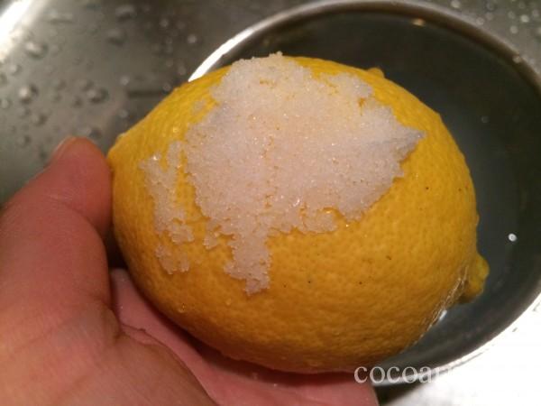レモンを洗う