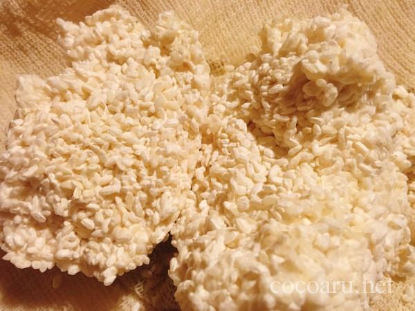 米麹の作り方！ヨーグルティア編：包み込みから約35時間後48度で3回目の手入れ（切り返し）でカタマリを崩す