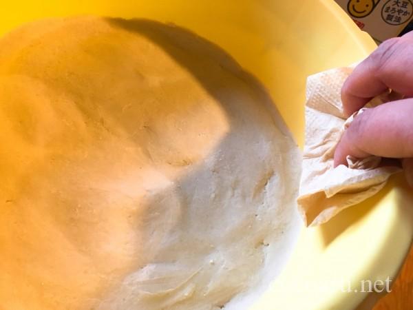 自家製米麹でお味噌を手作り：酒粕でフタをして側面をアルコールで拭き取る