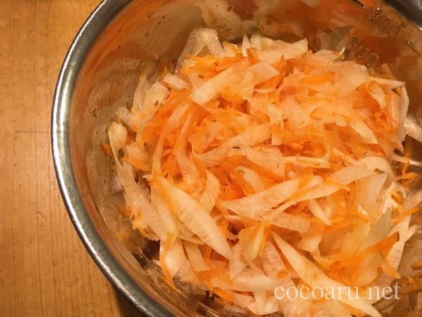 柿酢のレシピ：柿酢なます：大根とニンジンを薄く千切りに