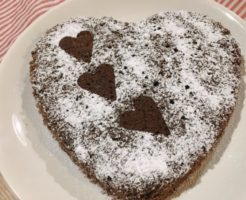 八丁味噌入りのガトーショコラ!焼き上がデコレーション